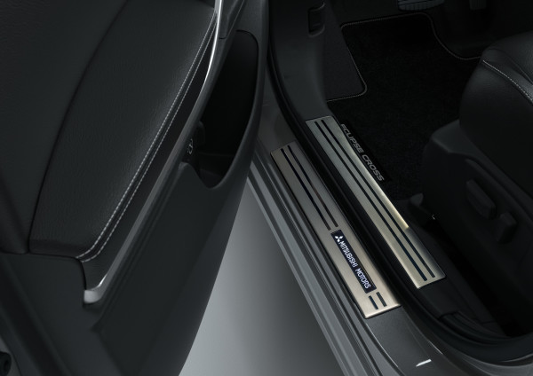 КОМПЛЕКТ НАКЛАДОК ПЕРЕДНІХ ПОРОГІВ З ПІДСВІТКОЮ