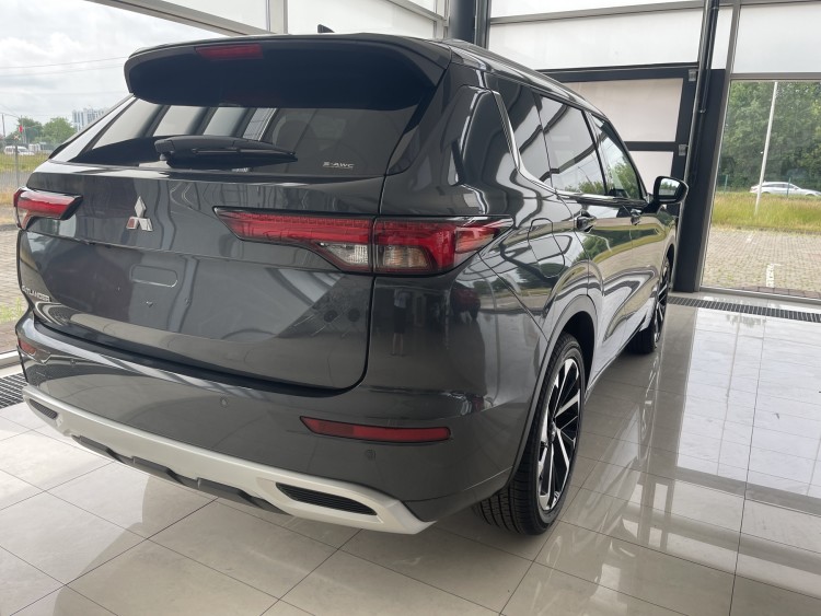 OUTLANDER 2.5 CVT ULTIMATE