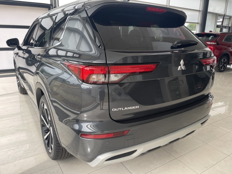 OUTLANDER 2.5 CVT ULTIMATE