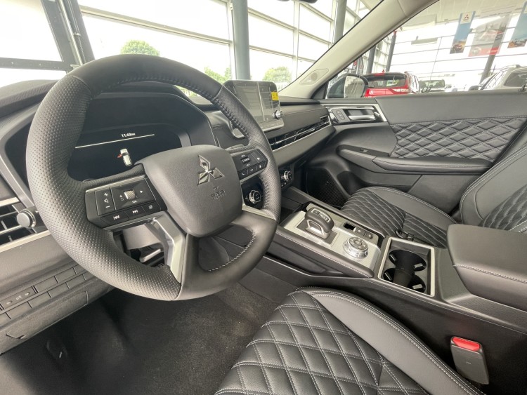 OUTLANDER 2.5 CVT ULTIMATE