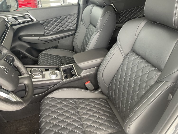 OUTLANDER 2.5 CVT ULTIMATE