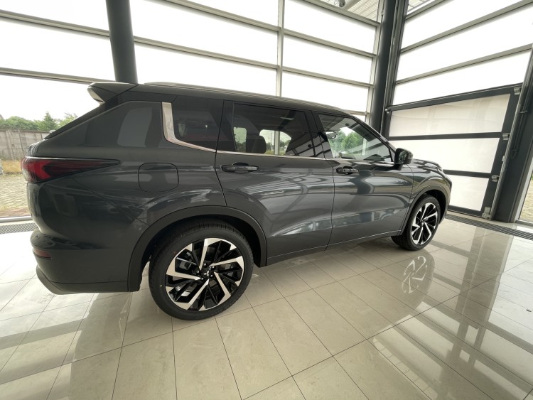 OUTLANDER 2.5 CVT ULTIMATE